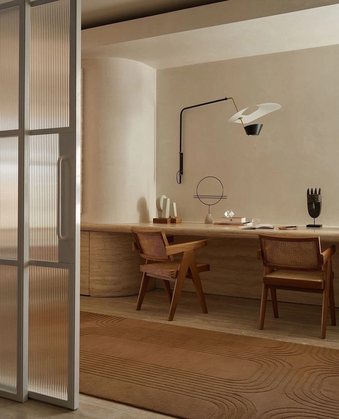 Espace de travail du cabinet, mobilier en bois et lumière naturelle