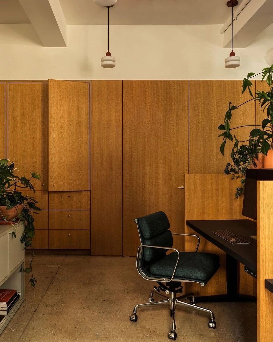 Bureau aux boiseries claires avec fauteuil de travail