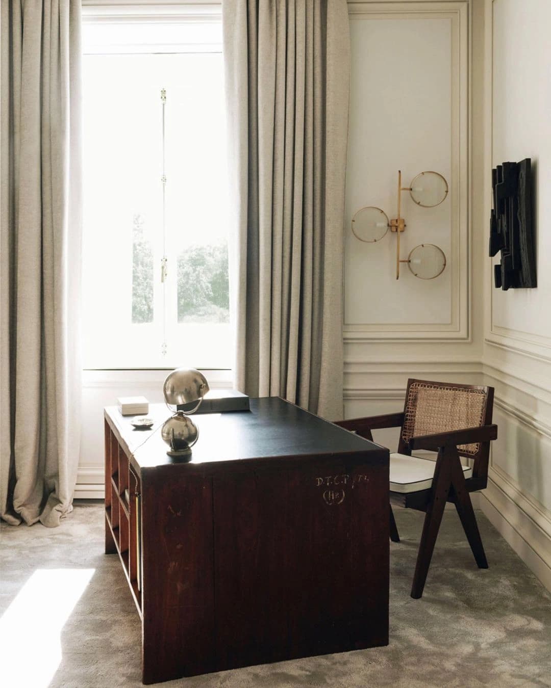 Bureau classique en bois devant une fenêtre