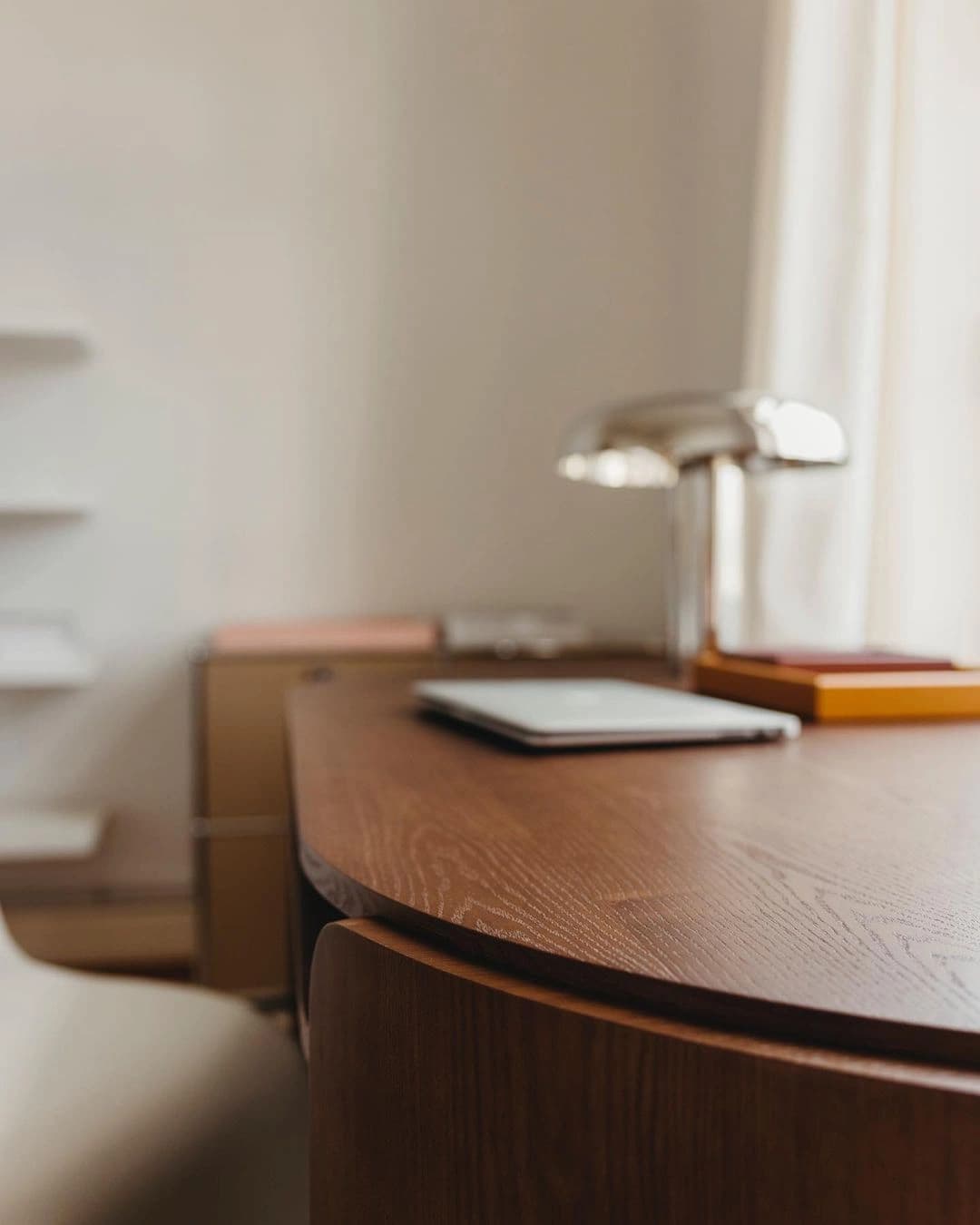 Détail d'un bureau en bois, ambiance chaleureuse