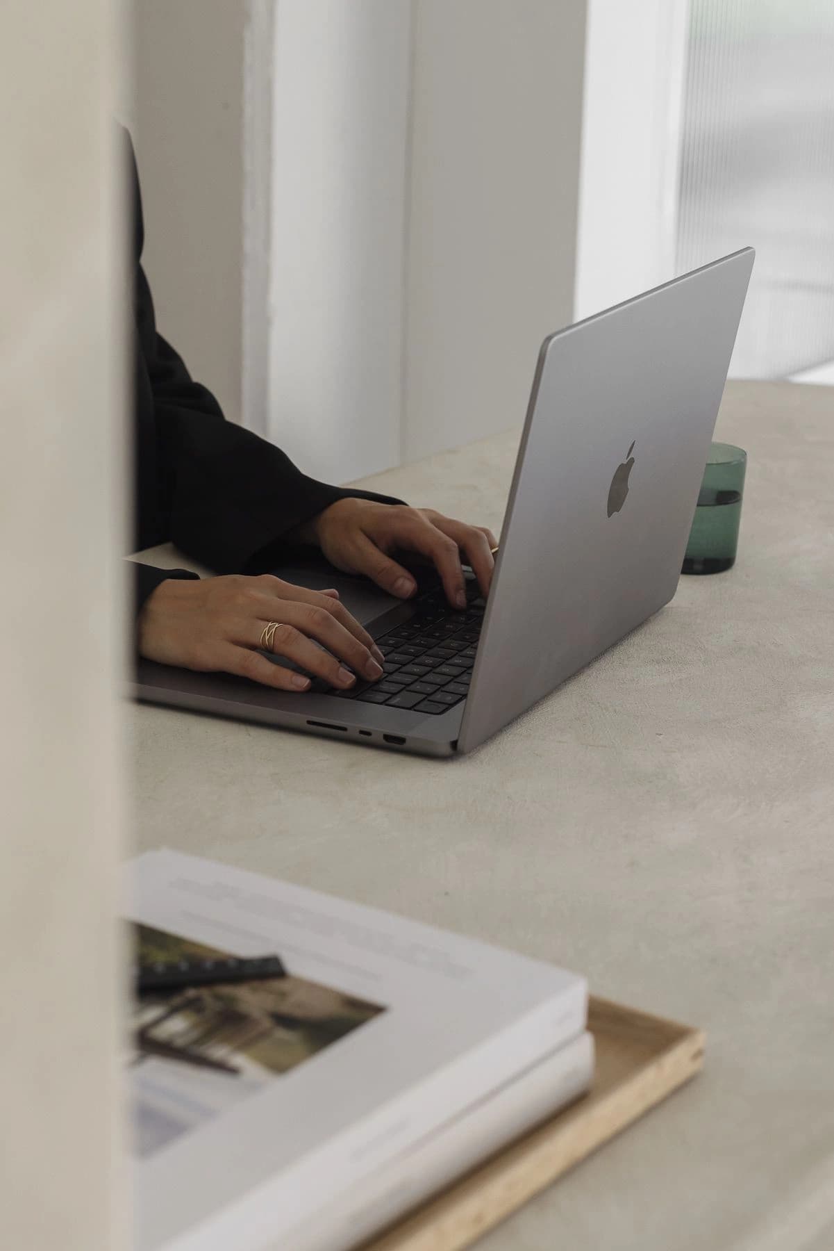 Mains sur un ordinateur portable, plan de travail clair